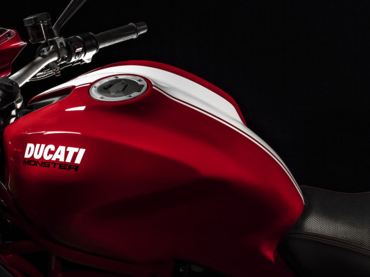 Zwei Ducati Monster mit Streifen