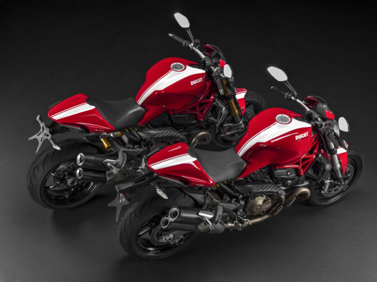 Zwei Ducati Monster mit Streifen