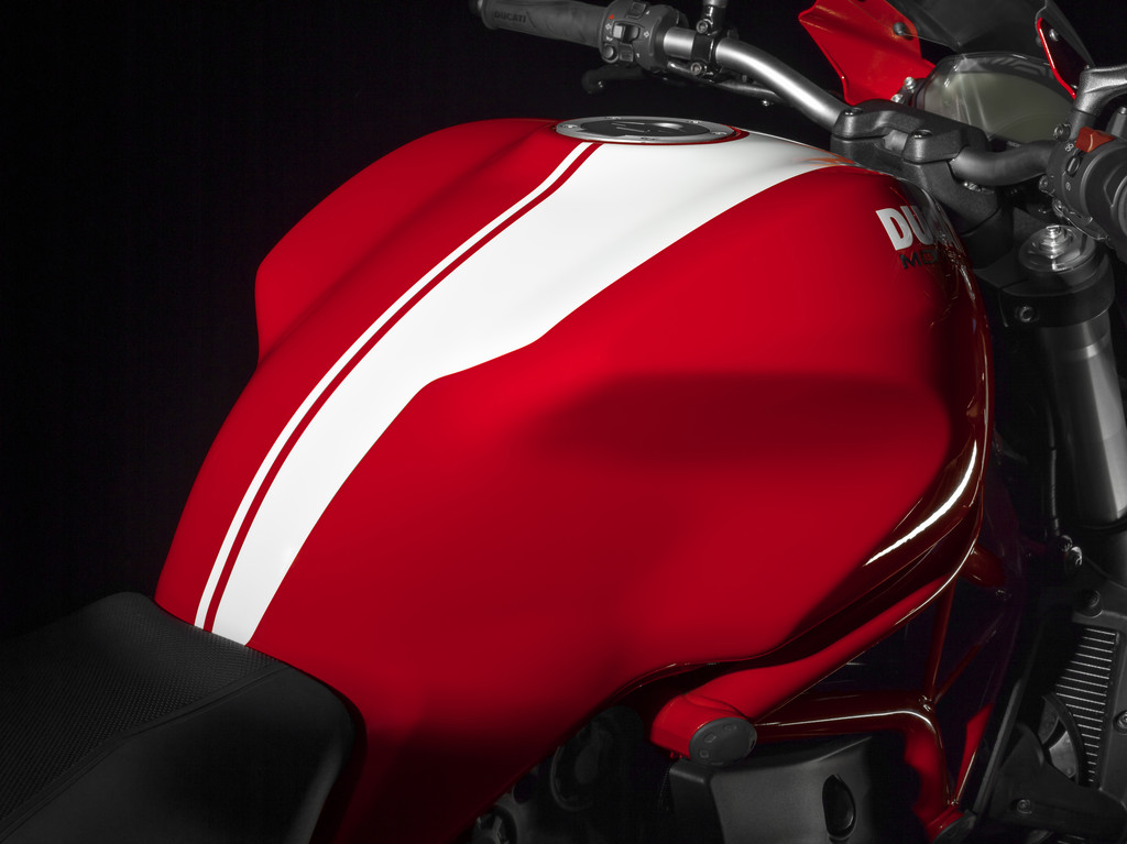 Zwei Ducati Monster mit Streifen
