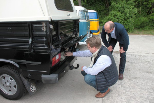 Für das automobile Kulturgut: Bundestagsabgeordnete auf Bulli-Exkursion