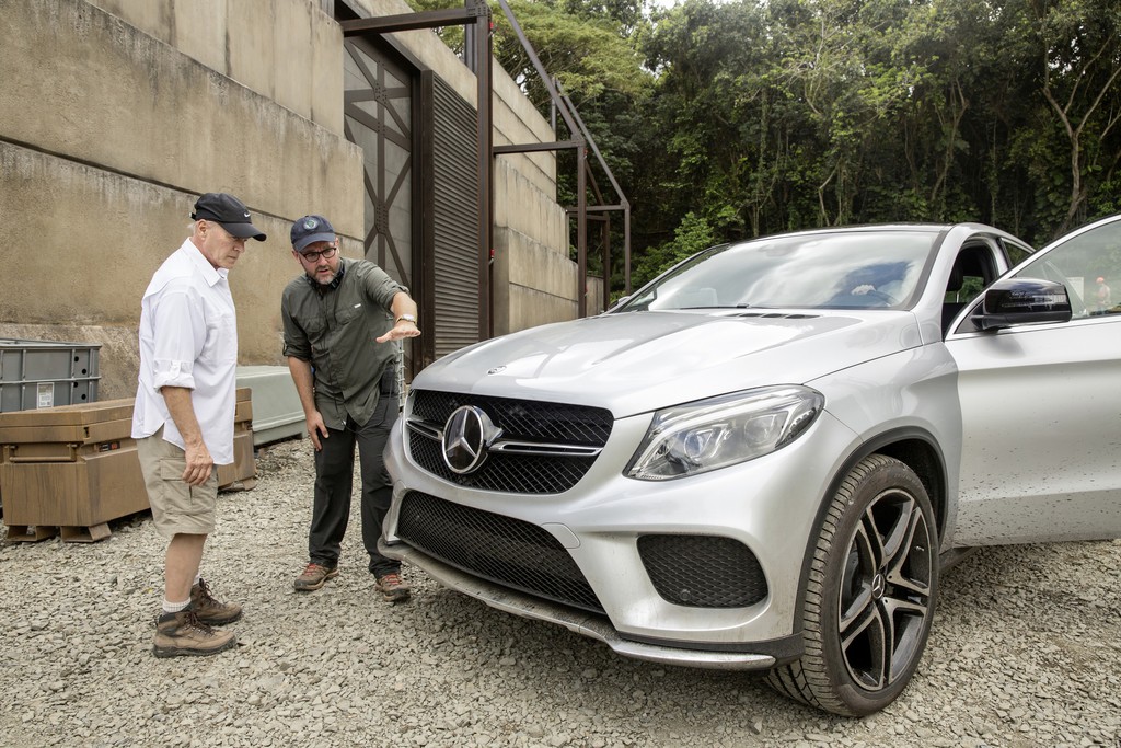 Mercedes-Benz setzt sich mit Dinosauriern in Szene