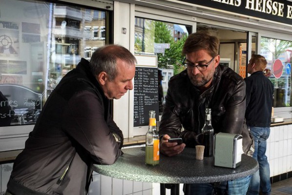 Klopp und Król vertreiben sich die Wartezeit mit Opel Onstar