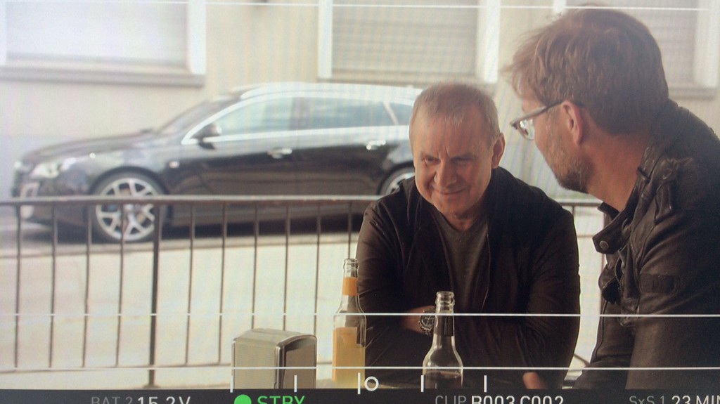 Klopp und Król vertreiben sich die Wartezeit mit Opel Onstar