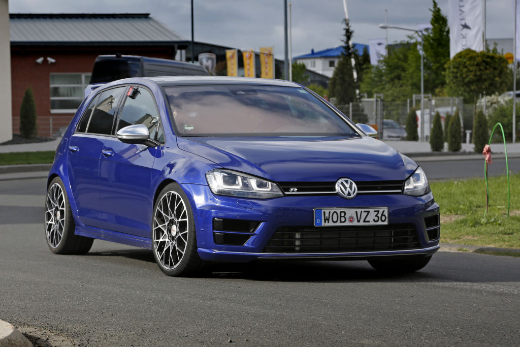 Erwischt: Erlkönig VW Golf R400 – Jetzt wird's schnell