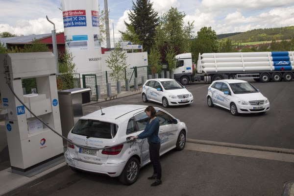 Erste Autobahn-Tankstelle für Wasserstoff-Autos