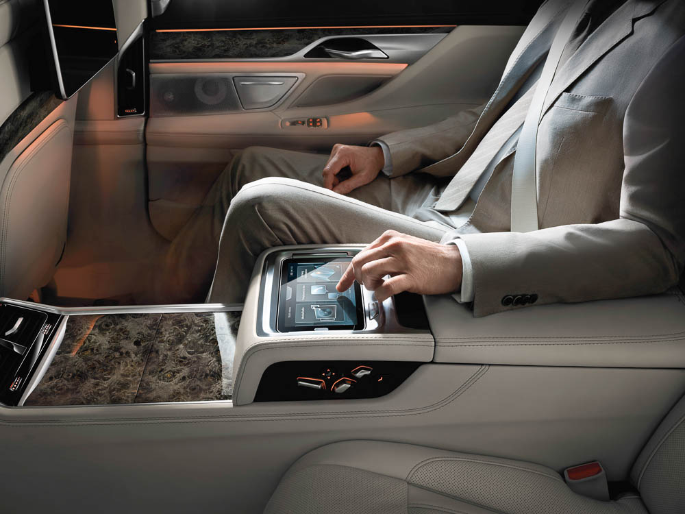 “Hier bestimme ich. Im Fond des Luxus BMW wird per ipad dirrigiert. Es ist herausnehmbar.”