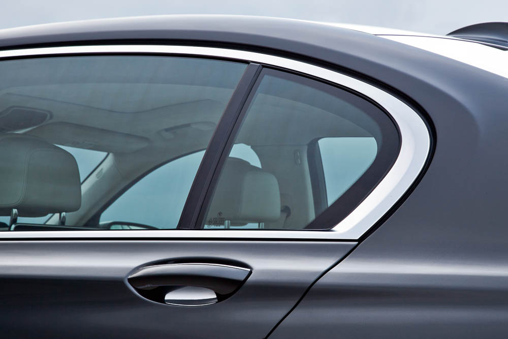 “BMW achtet auf jedes Detail. So ist die Chromleiste aus einem Stück gefertigt.”