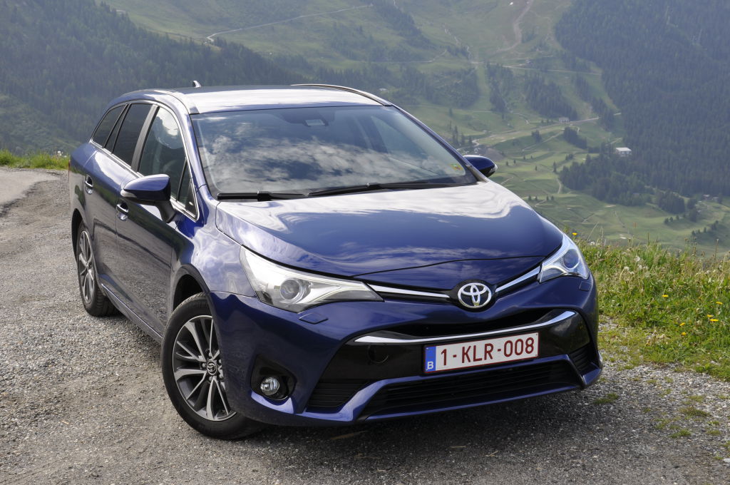 Toyota hat sein Flaggschiff Avensis zum zweiten Mal überarbeitet. Außen wurde das Blech in dynamischere Formen gezogen. Das Gesicht erinnert nun stark an den kleineren Auris.