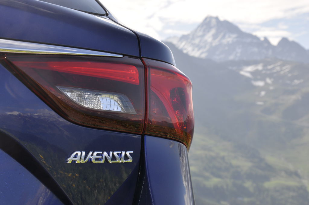 Erfreulich: der Preis bleibt in fast allen Ausstattungen gleich. Nur das Topniveau legt leicht zu. So bewegt sich der Avensis zwischen 23.640 und 32.590 Euro.