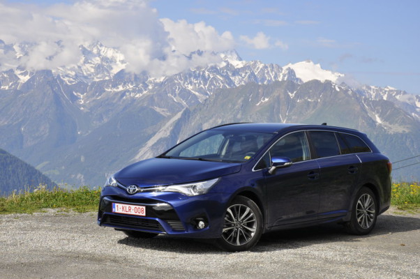 Fazit: Toyota hat den Avensis aufgehübscht und ihm zwei tolle Diesel spendiert. Innovationen sucht man jedoch vergeblich. Der Hybrid-Pionier von einst spendiert seinem Flaggschiff noch nicht mal einen E-Motor. Automatik gibt es zudem nur mit den Benzinmotoren. So wird es schwer gegen die immer stärker Konkurrenz im D-Segment zu bestehen.