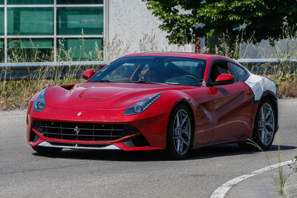 Erwischt: Erlkönig Ferrari F12 M