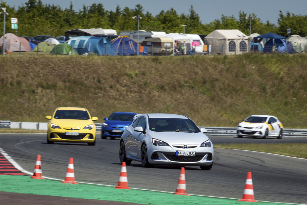 Opel-Treffen in Oschersleben: Alles so schön bunt hier