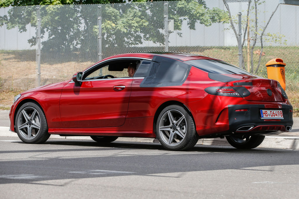 Die Rückleuchten ähneln dem S-Klasse Coupé.