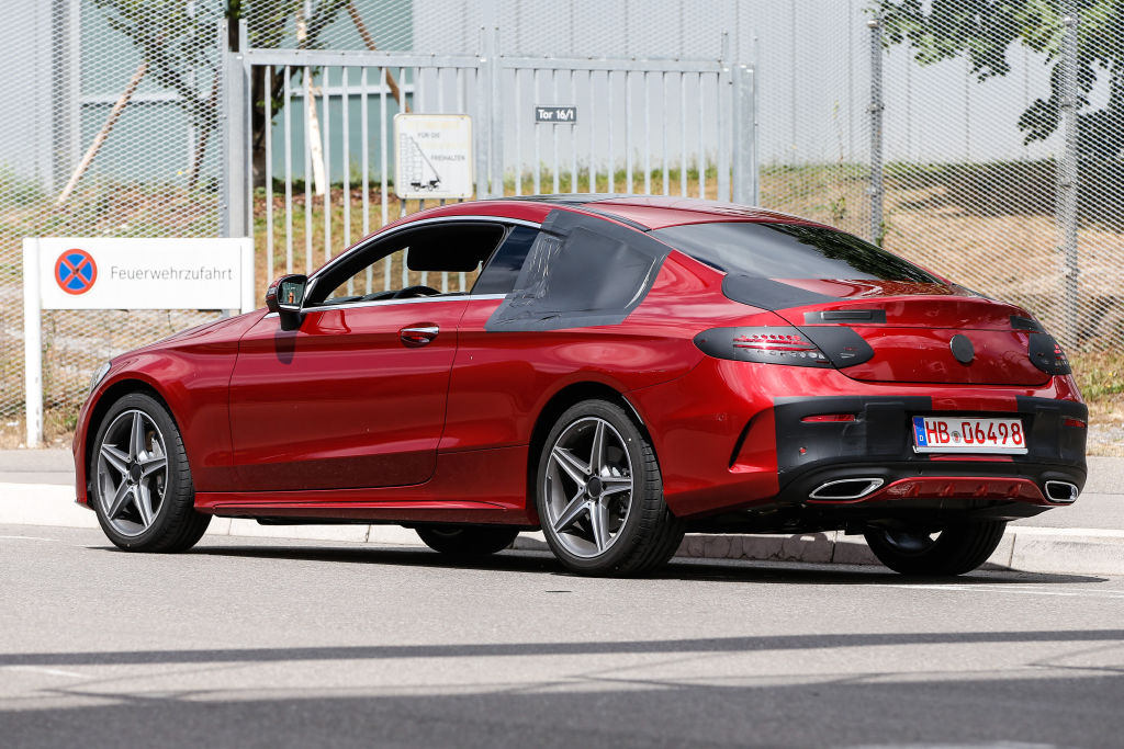 Der Auftritt ist deutlich sportlicher als die der Limousine, auf deren Basis das Coupé aufbaut.