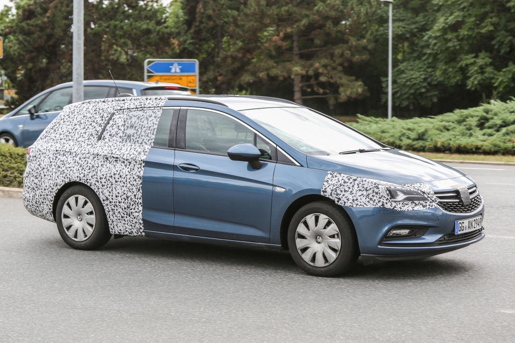 Der Sports Tourer wird nach der IAA im September zu den Händlern rollen und...