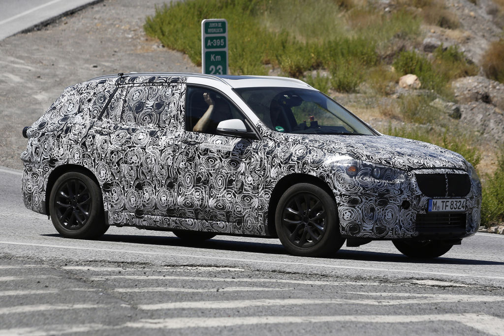 Dem Aussehen nach, wird es eine Mischung aus X1, Audi A3 Sportback und Range Rover Evoque.