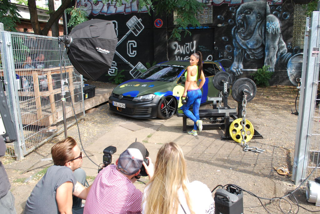 Miss Tuning Liane Günter vor der Kamera