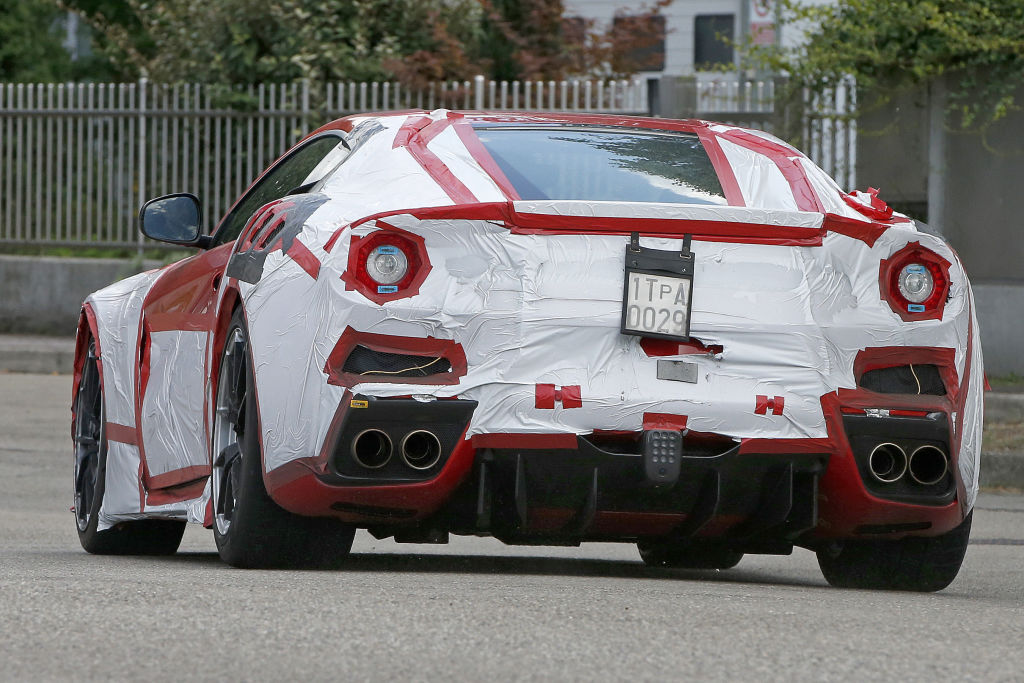 Der Grundpreis des F12 Berlinetta liegt bei 268.400€. Der Aufpreis für den GTO dürfte die 300.000€ Grenze sprengen. Also Arne, spare schon mal fleißig.
