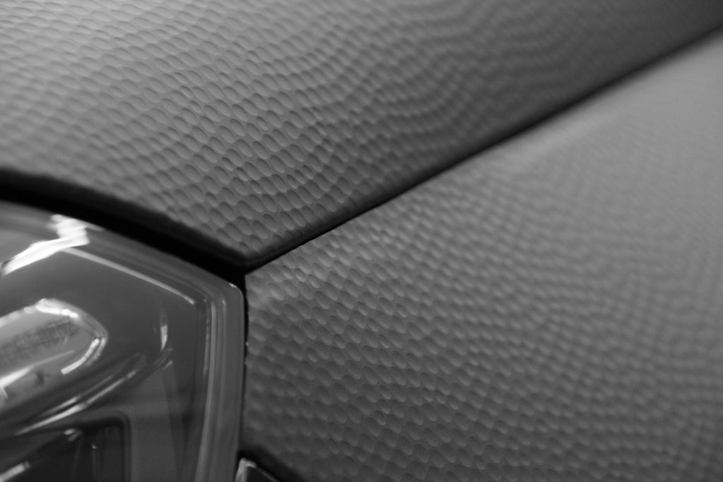 Folierung eines Mercedes E-Klasse in Performance Folie schwarz 33