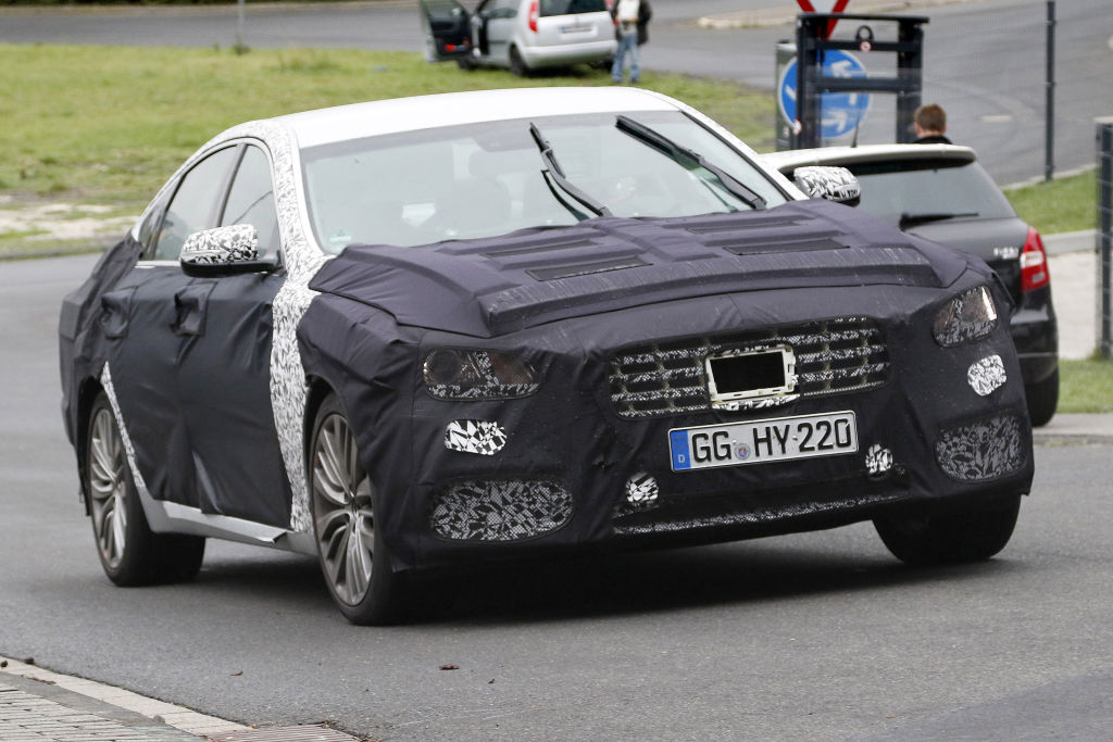 Neue Stoßfänger mit Kühlöffnungen verraten den Turbo-Motor.