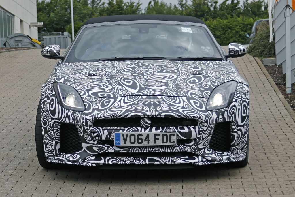 Die schärfste Variante des F-Type fährt hier gerade vom Testgelände.
