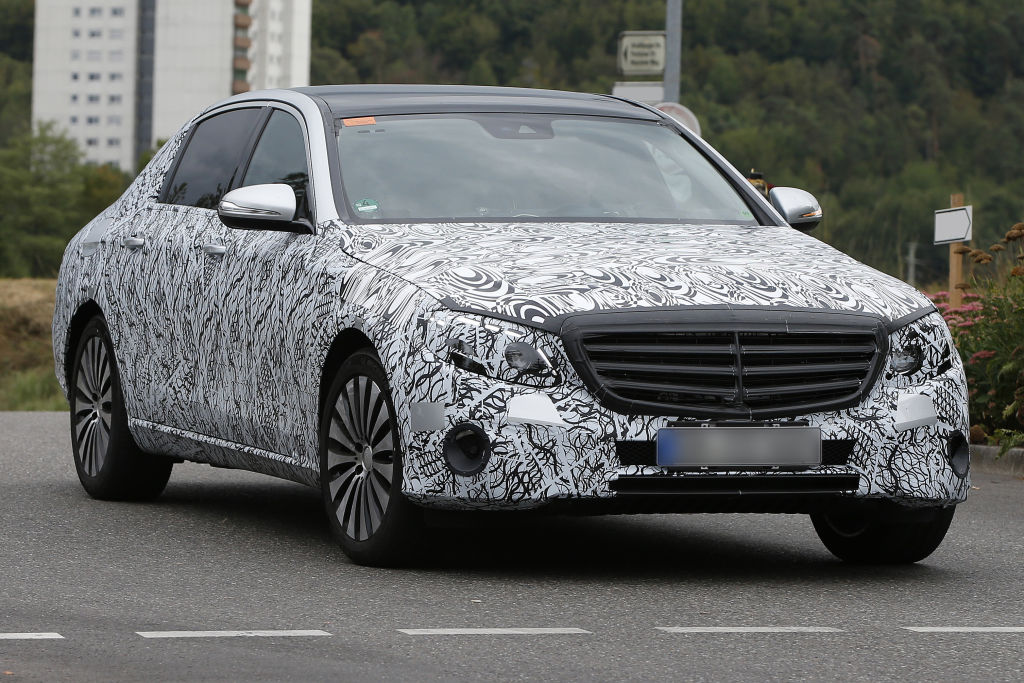 Dennoch kürzer als die Maybach S-Klasse schiebt sich dieses lange E in eine neue Preisregion.