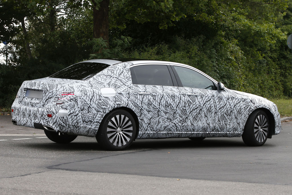 Aber dort wartet ja die Maybach S-Klasse auf ihre Kunden.