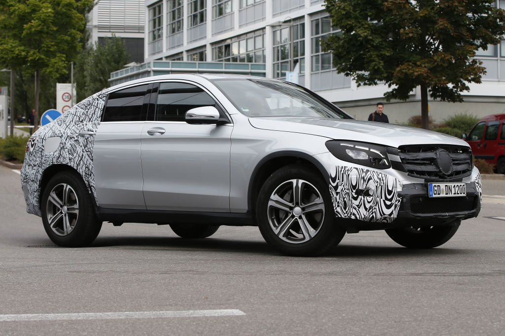 Dieser GLC zeigt viel Bodenfreiheit, was auf eine Allradversion schließen lässt. Ganz klar geht der Blick Richtung BMW X4.