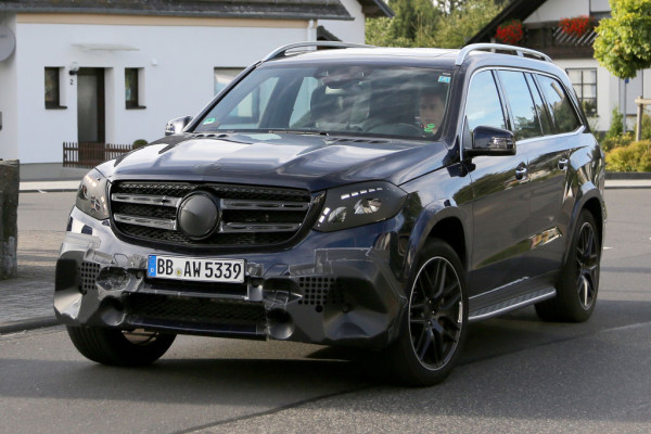 Im AMG-Look, welche trotz Tarnung gut Sichtbar ist, zeigen sich die Änderungen an den Stoßfängern, den Lampen vorn u. hinten, sowie am neuen Kühlergrill.