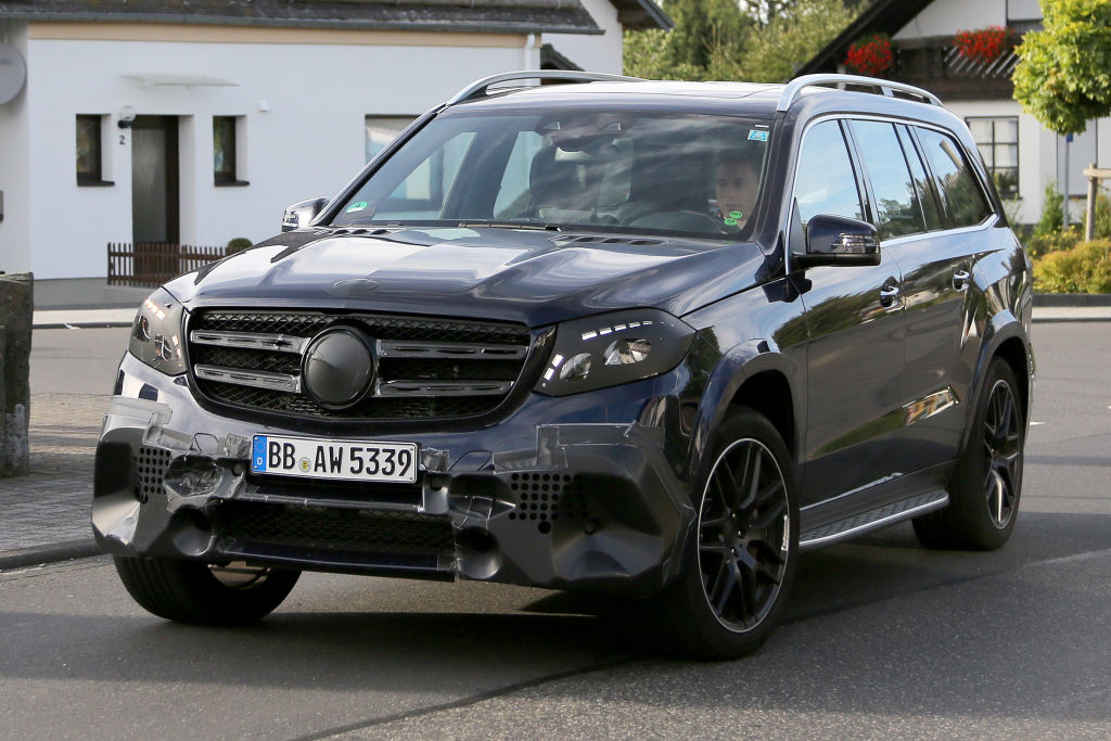 Im AMG-Look, welche trotz Tarnung gut Sichtbar ist, zeigen sich die Änderungen an den Stoßfängern, den Lampen vorn u. hinten, sowie am neuen Kühlergrill.