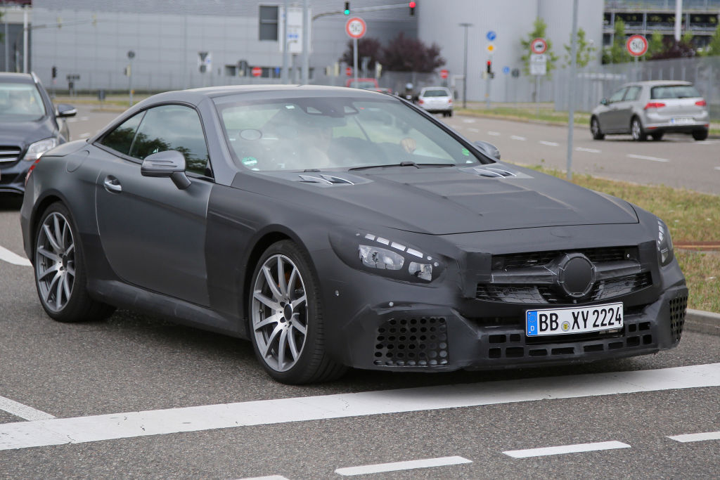 Der V8 ist nicht zu überhören! Hier fährt das Facelift des AMG SL63 vor.