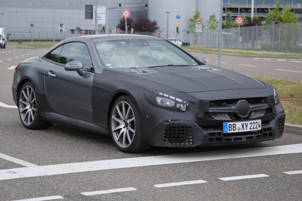 Die Motorhaube, der Kühlergrill und die Frontschürze wurden überarbeitet.