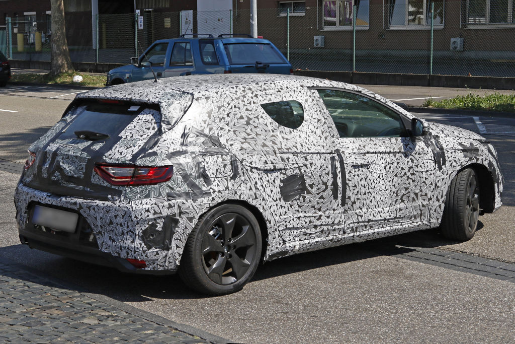 Dieses Exemplar könnte mit eiem 1.2 TCe Motor unterwegs sein, worauf die Auspuffanlage schließen lässt.