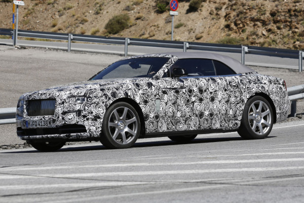 Übernommen wird auch das GPS gesteuerte Automatikgetriebe aus dem Wraith.
