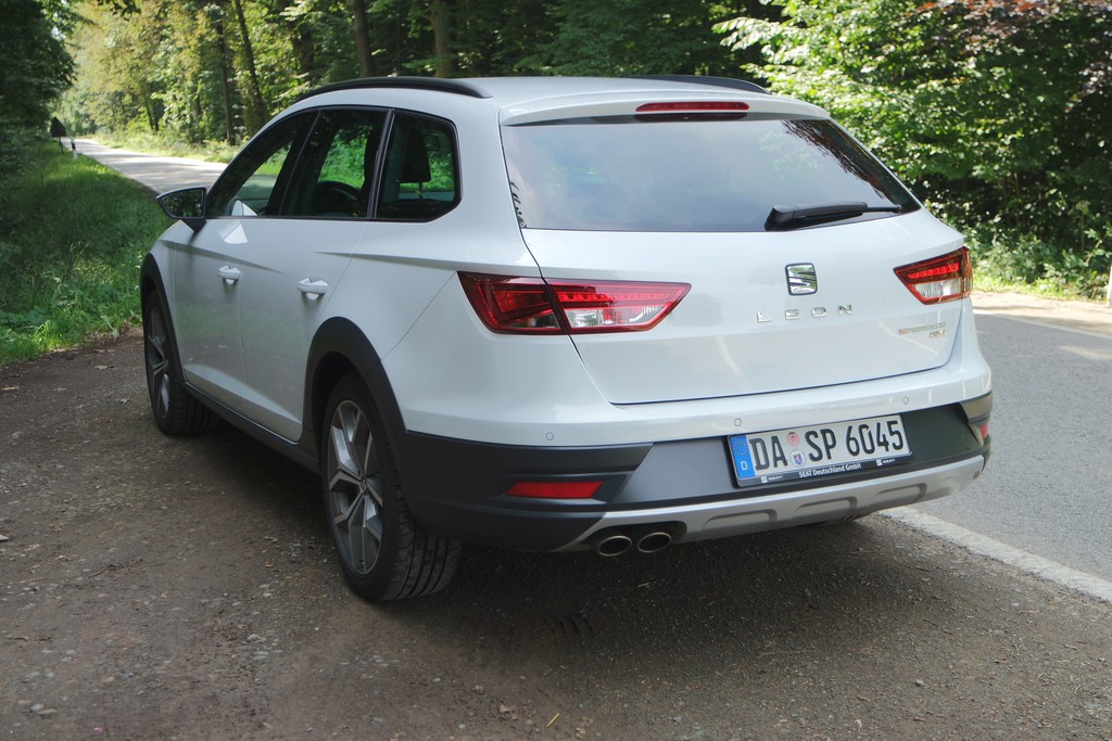 Das eigentliche Talent des Seat X-Perience mit diesem Motor und diesem Fahrwerk liegt auf der Straße wie das sprichwörtliche Geld.