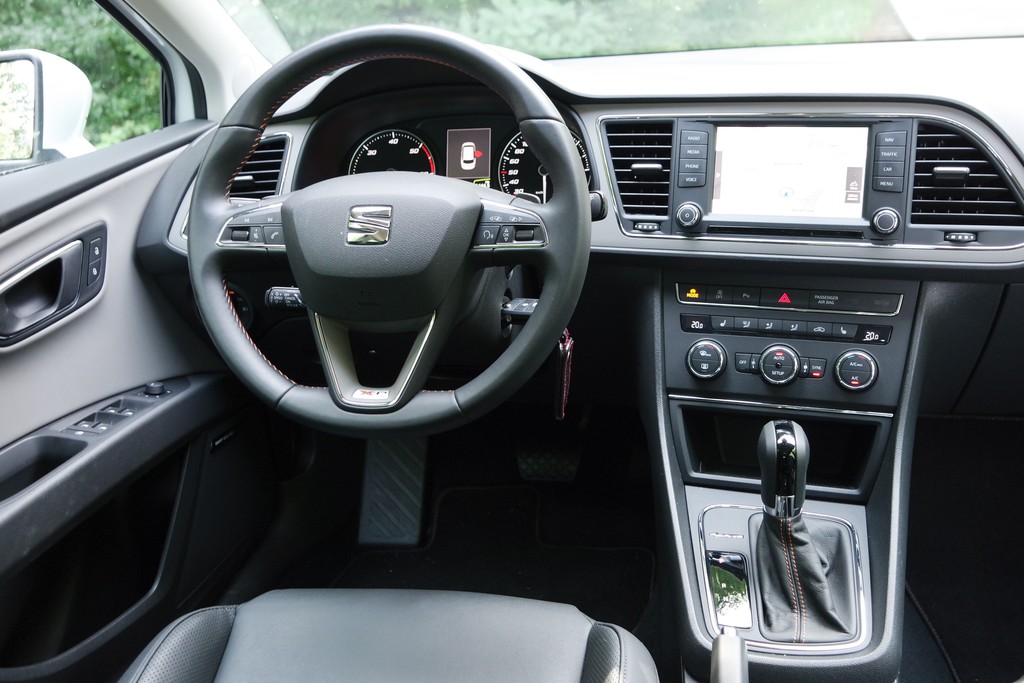 Die Armaturen selbst kennt man von diversen anderen Modellen, die sich – wie die Spanier von Seat – aus dem Konzernregal bedienen dürfen oder müssen. Schließlich handelt es sich auch bei diesem Leon um ein Golf-Derivat, wobei die Armaturen und Bedienelemeente den Gleichteileansatz des Konzerns immer am meisten verraten.