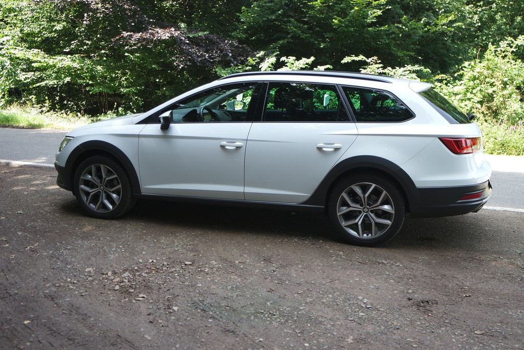 a schlägt er sich hervorragend und nimmt dabei die Akzente, die ihn von einem normalen Kombi zu einem Crossover, Allroad oder Alltrack werden lassen, gerne hin: etwas höhere Sitzposition durch um 15 Millimeter höher liegende Karosserie, die 17-Zoll-Räder, die Karosserieabdeckung an Stoßfängern und Seitenschwellern schwarze Dachreling und Unterfahrschutz vorn und hinten.