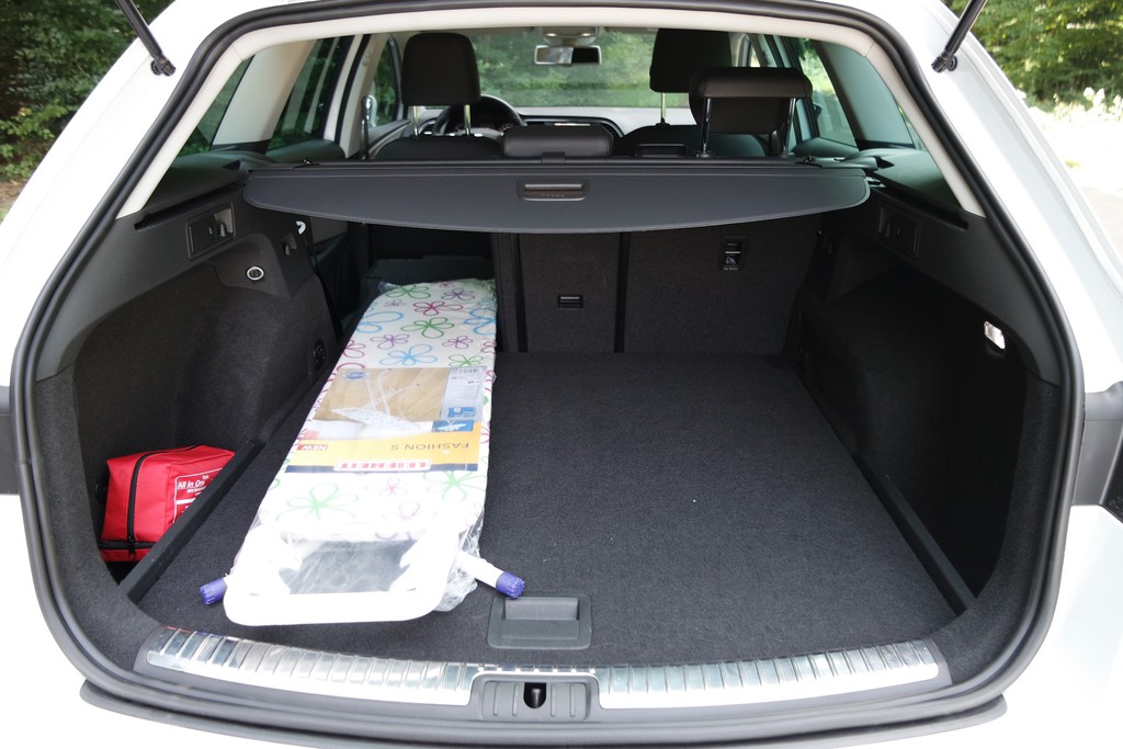 Der Seat Leon X-Perience ordnet sich in die Reihe der schnellen Kombis aus dem Konzern ein, bei denen der zusätzliche Laderaum eher eine ästhetische Funktion als eine nützliche hat.