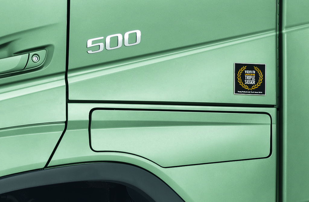 Volvo bringt den Schwerlast-Lkw FH als Limited Edition „Triple-Sieger” heraus. Die Ausstattung berücksichtigt die Wünsche von 50 jungen Testfahrern, die im Rahmen des „Young Professionals Truck Awards 2015“ den FH in allen drei ausgeblobten Kategorien zum Sieger gekürt haben.