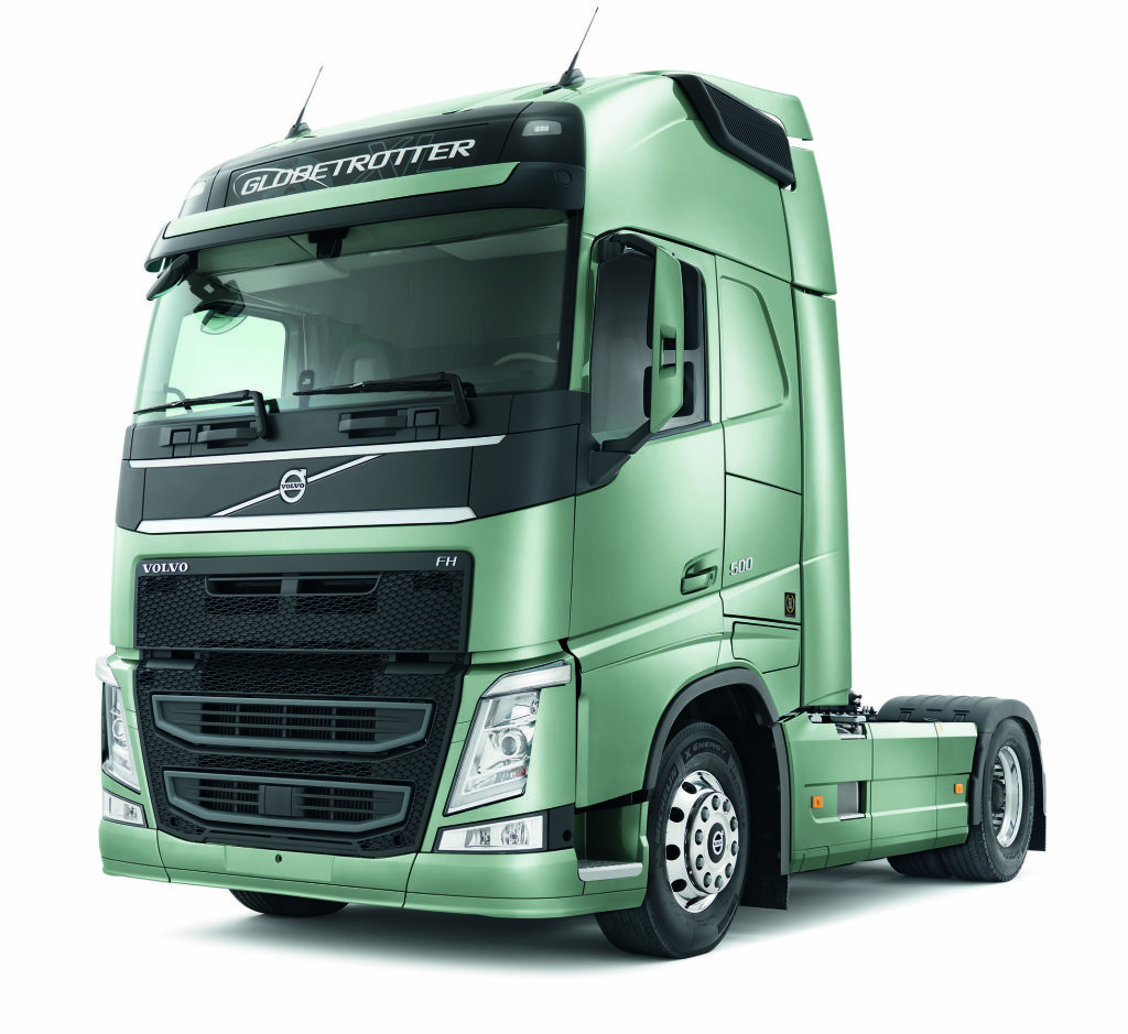 Volvo bringt den Schwerlast-Lkw FH als Limited Edition „Triple-Sieger” heraus. Die Ausstattung berücksichtigt die Wünsche von 50 jungen Testfahrern, die im Rahmen des „Young Professionals Truck Awards 2015“ den FH in allen drei ausgeblobten Kategorien zum Sieger gekürt haben.