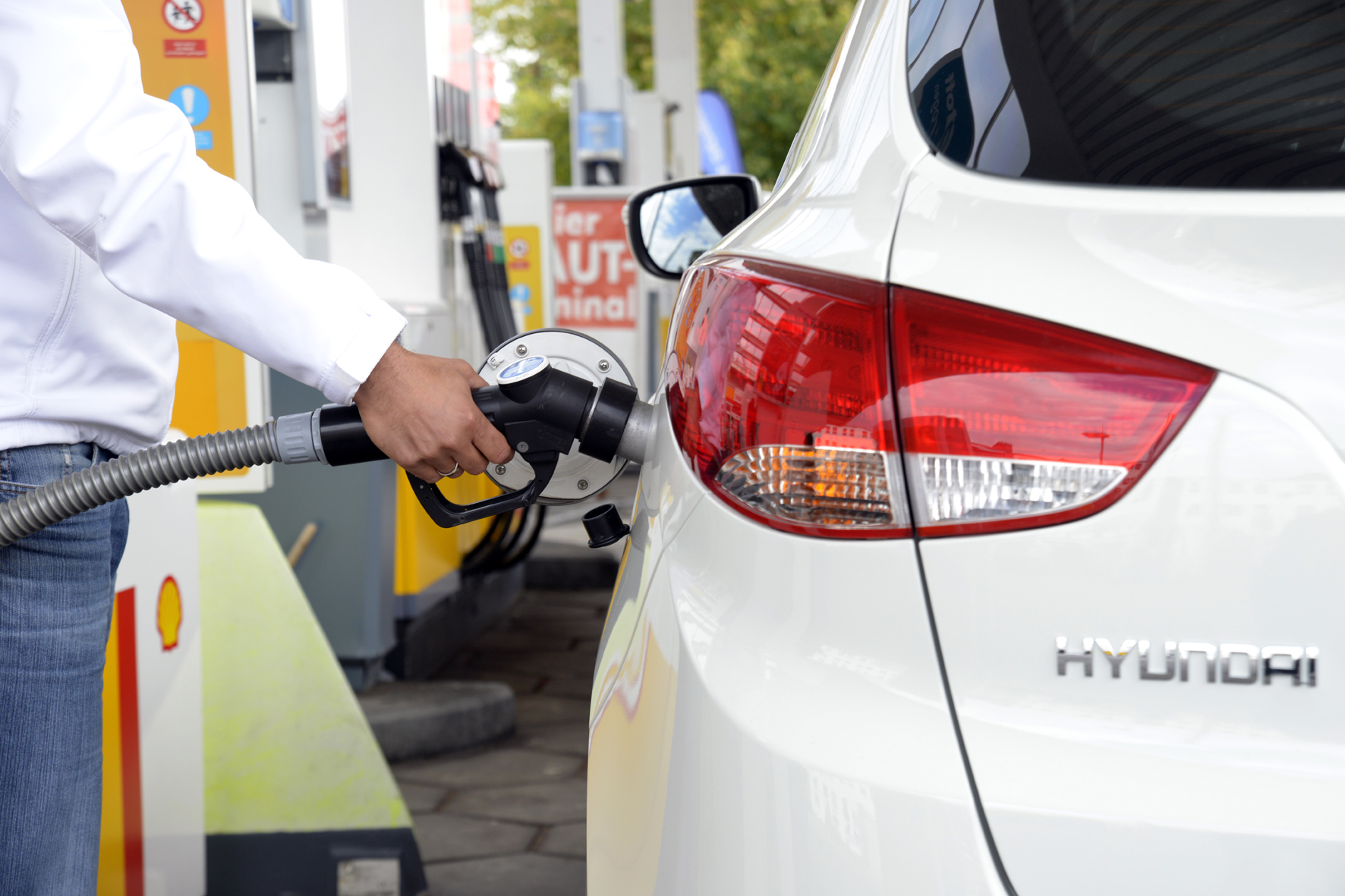 Ist die nächste Tankstelle für alternative Kraftstoffe weit weg, schwindet oft der Elan der Käufer. Die Infrastruktur bleibt ein großes Thema - auch und gerade beim Wasserstoff.