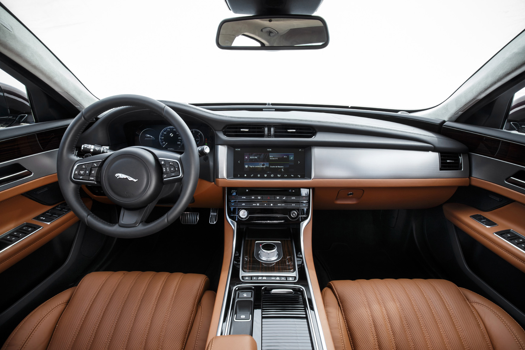 Alles gut im Griff hat der Fahrer an seinem Arbeitsplatz. Aber es gibt viele Tasten für etliche Funktionen, ein neuer 8-Zoll-Touchscreen soll die Arbeit erleichtern.