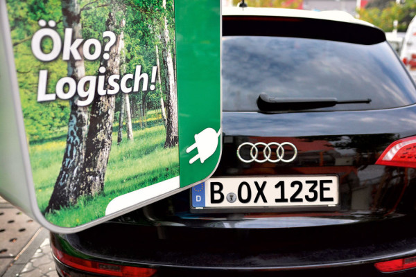 Das Elektroauto stößt keine umweltschädlichen Abgase aus.
