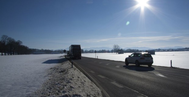 Wer bei Schnee ohne Winterreifen fährt, muss mit Bußgeldern rechnen.