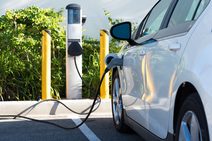 An der Zapfsäule bekommt das E-Auto direkt Energie zugeführt.