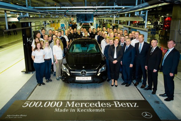 Im Mercedes-Benz-Werk in Kecskemét ist das 500 000ste Fahrzeug vom Band gelaufen (rechts im Bild v.l.): Bürgermeisterin Szemereyné Pataki Klaudia, Ministerpräsident Viktor Orbán, Standortverantwortlicher und Geschäftsführer Christian Wolff mit seinem Team sowie Jörg Schmidt, CEO Mercedes-Benz Ungarn, und Staatssekretär István Lepsényi