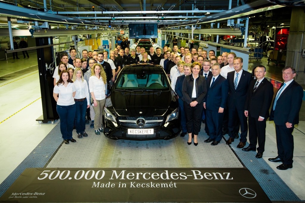 Im Mercedes-Benz-Werk in Kecskemét ist das 500 000ste Fahrzeug vom Band gelaufen (rechts im Bild v.l.): Bürgermeisterin Szemereyné Pataki Klaudia, Ministerpräsident Viktor Orbán, Standortverantwortlicher und Geschäftsführer Christian Wolff mit seinem Team sowie Jörg Schmidt, CEO Mercedes-Benz Ungarn, und Staatssekretär István Lepsényi
