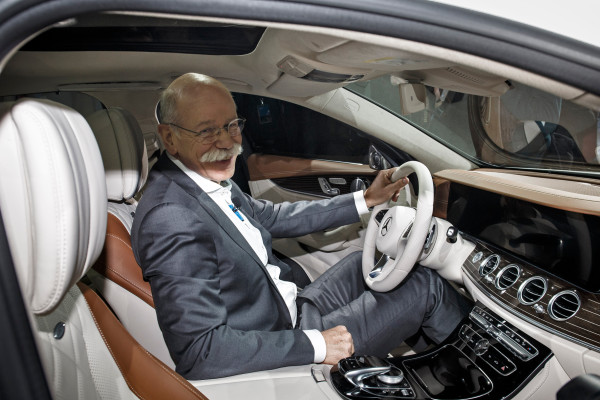Klare Ansage: Daimler will auf dem Weg zu immer intelligenteren Fahrzeugen eine Führungsrolle übernehmen. Ein Stück Zukunft ist laut Daimler-Chef Dieter Zetsche bereits die neue E-Klasse.