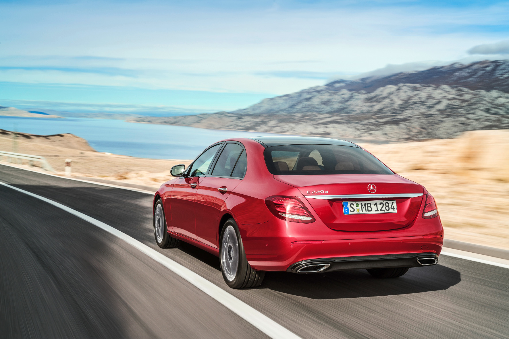 Mehr Leistung, weniger Verbrauch: Im Mercedes-Benz E 220d mit 24 Zusatz-PS debütiert ein neuer Vollaluminium-Dieselmotor, der im Vergleich zum Vorgänger mit rund 13 Prozent weniger Treibstoff auskommen soll.