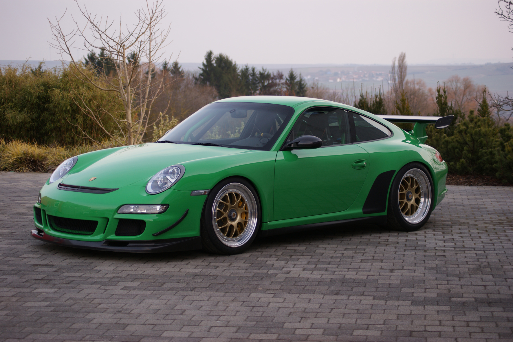 Nachhilfe für einen Vorzeige-Sportler: Kaege verpasst dem Porsche 911 GT3 RS (997) eine Leistungskur und erleichtert das Fahrzeug zudem um 50 Kilogramm. Dazu gibt es spezielle BBS-Rennsportfelgen.